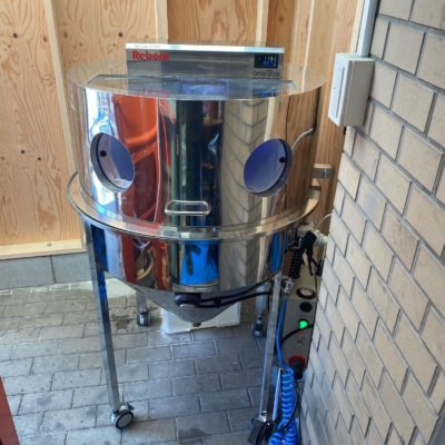 兵庫県西宮市のミニ専門店　MOWOGさんに当社オリジナルウェットブラストマシンRebornストレートSP特注エアーシリンダーダンパー開閉式タイプを納品、設置に伺いました