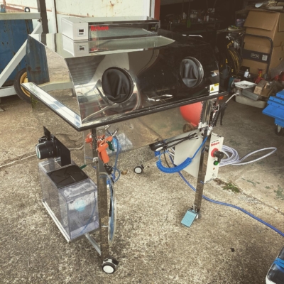 静岡県御殿場市の大御神エンジン様に当社オリジナルウェットブラストマシンReborn新型スクエアタイプを納品に伺いました