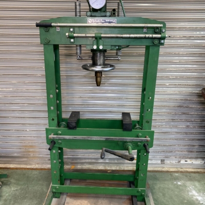 長崎15トンプレスジャッキNSP-15の中古極上品が当社に一台有ります