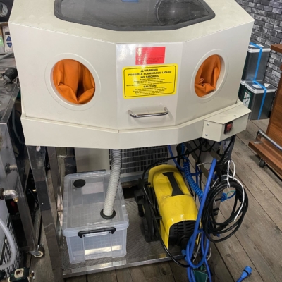 ケルヒャーを使ってブラストケースの中で水のみで洗浄