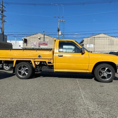 当社のハイラックストラック　欲しい方は120万円でお譲りします