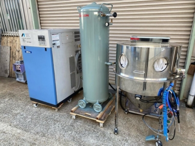 7.5馬力のオイルフリー型のスクリューコンプレッサー（エアードライヤー内蔵モデル）の中古機が1台入荷